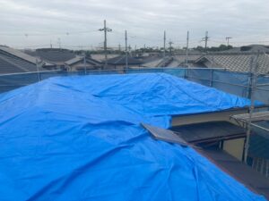 茨木市屋根葺き替え工事の施工中