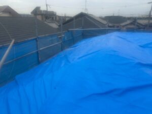 茨木市屋根葺き替え工事の施工中