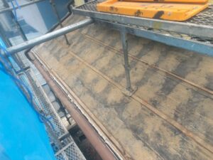 茨木市屋根葺き替え工事の施工中