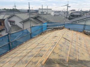 茨木市屋根葺き替え工事の施工中