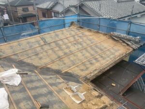 茨木市屋根葺き替え工事の施工中