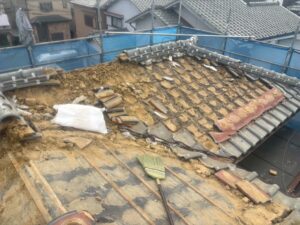 茨木市屋根葺き替え工事の施工中